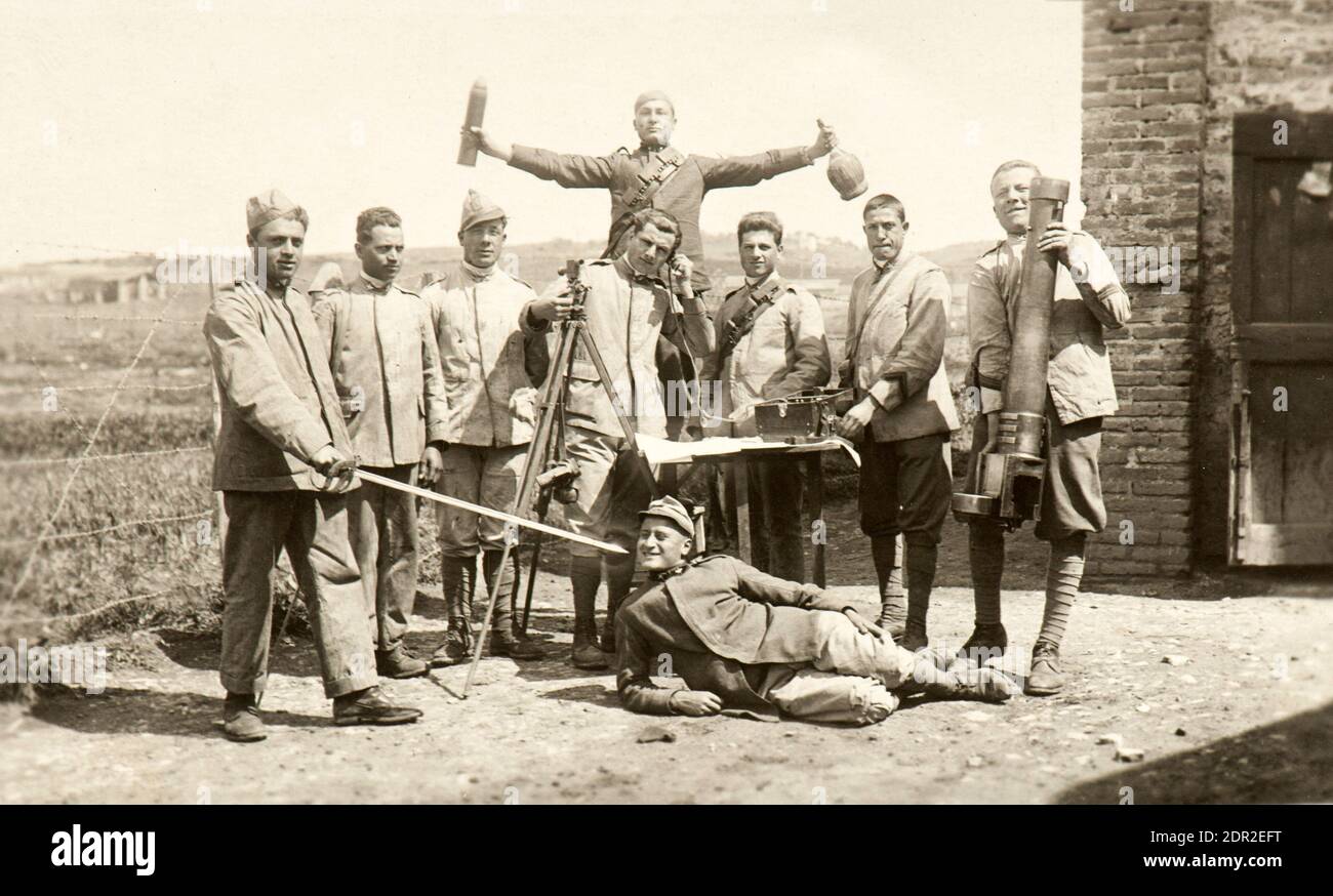 Esprit étudiant attitude de quelques soldats italiens pendant un congé pendant la première Guerre mondiale, probablement après une longue période de combats sur les lignes de front (1916) Banque D'Images