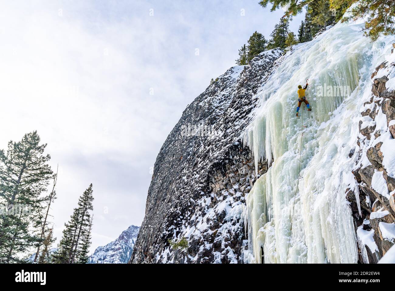 Les grimpeurs de glace profitent d'une journée à l'extérieur pour grimper sur des cascades gelées Hyalite Canyon Banque D'Images