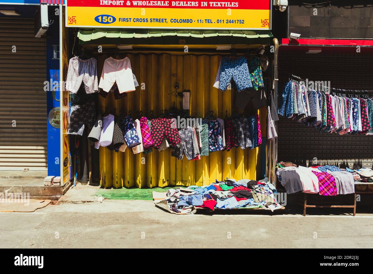 Magasin vendant des vêtements au marché de Pettah à Colombo au Sri Lanka  Photo Stock - Alamy