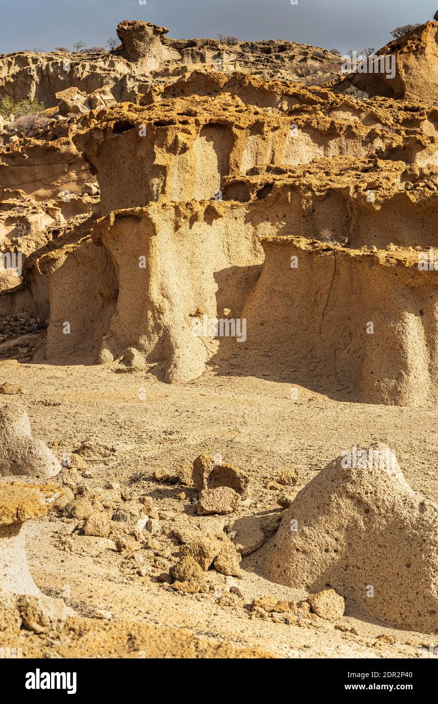 Paysage lunaire, dépôts volcaniques érodés par le vent et la pluie dans le barranco de las monjas lors d'une journée avec un éclairage spectaculaire à Granadilla, Tenerife, Cana Banque D'Images