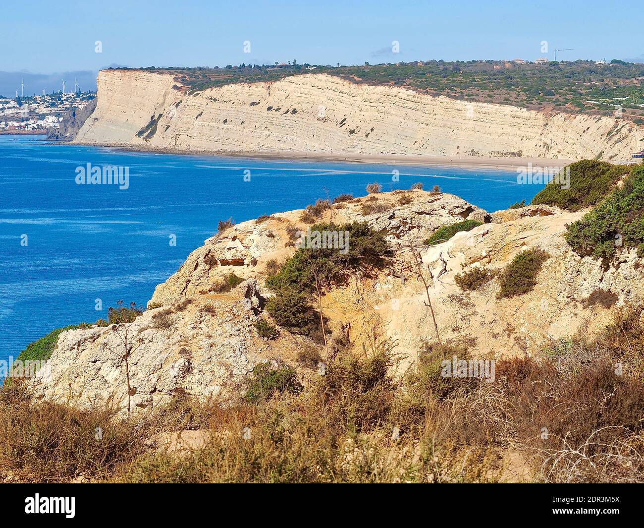 La beauté du Portugal - vue aérienne de Praia de Porto de MOS sur la côte de Lagos de l'Algarve Banque D'Images