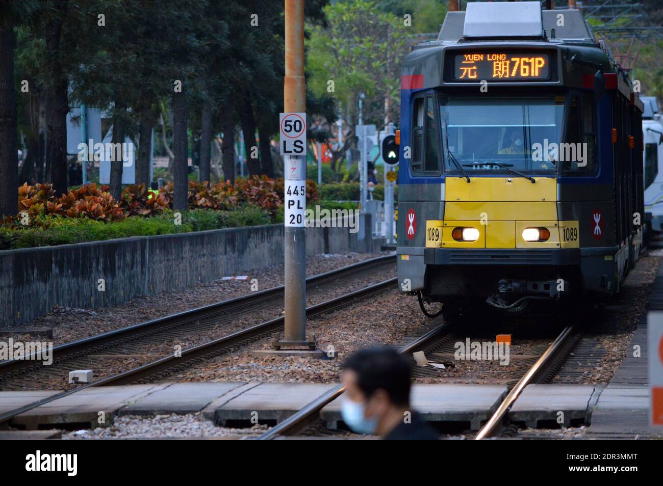 Train léger près de Tin Yiu Stop, Tin Shui Wai nouvelle ville, Hong Kong Banque D'Images