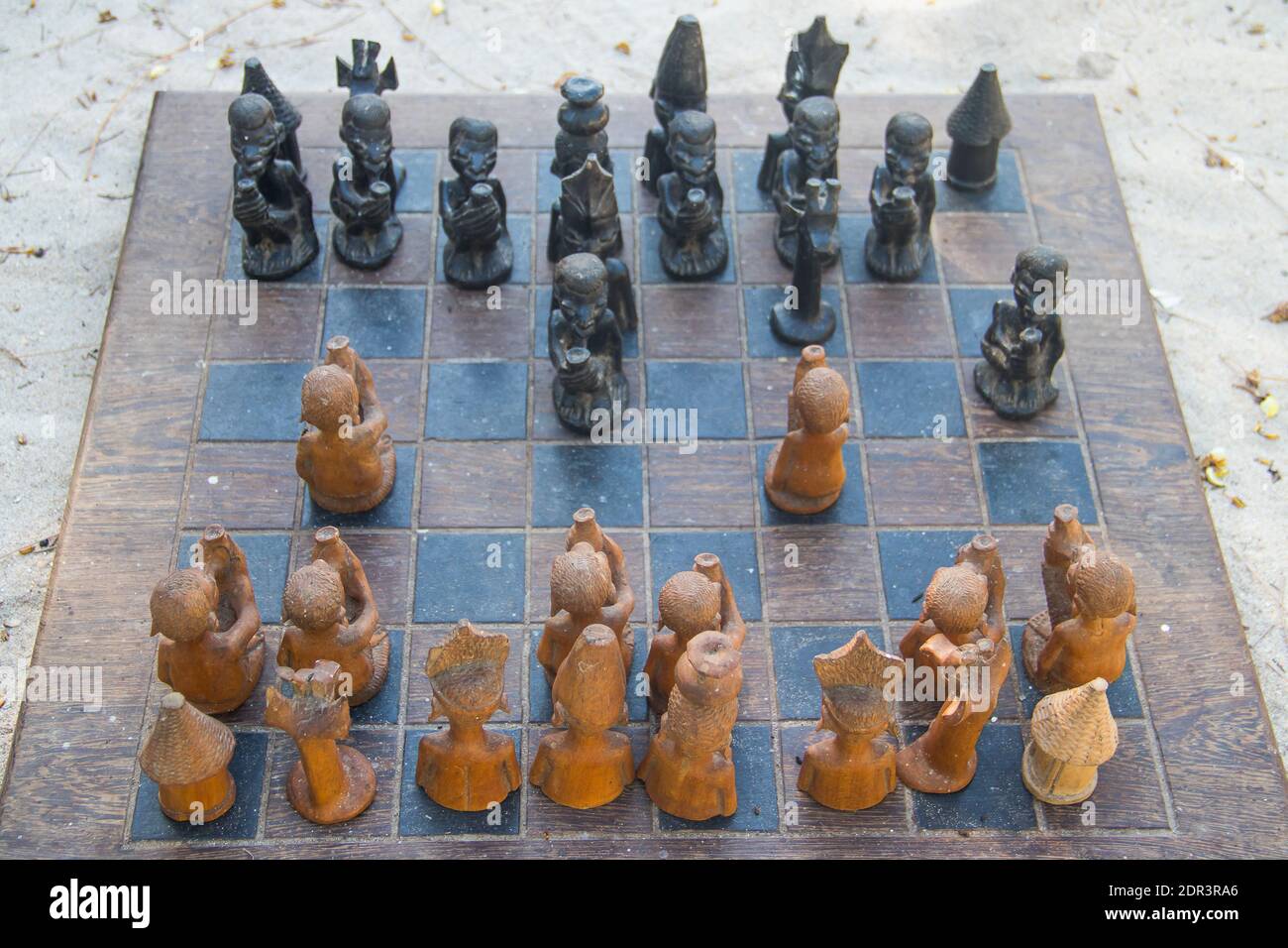 Jeu d'échecs en bois africain fait à la main Banque D'Images