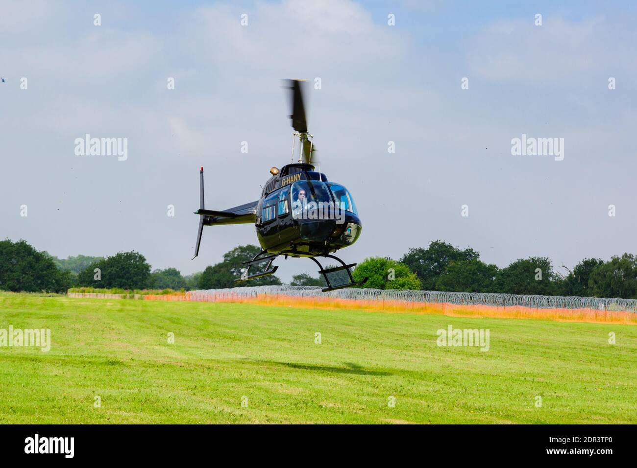 Agusta-Bell 206B JetRanger III débarquant avec des passagers. Un hélicoptère léger populaire de cinq places de ce type a été introduit dans les années 1970 Banque D'Images