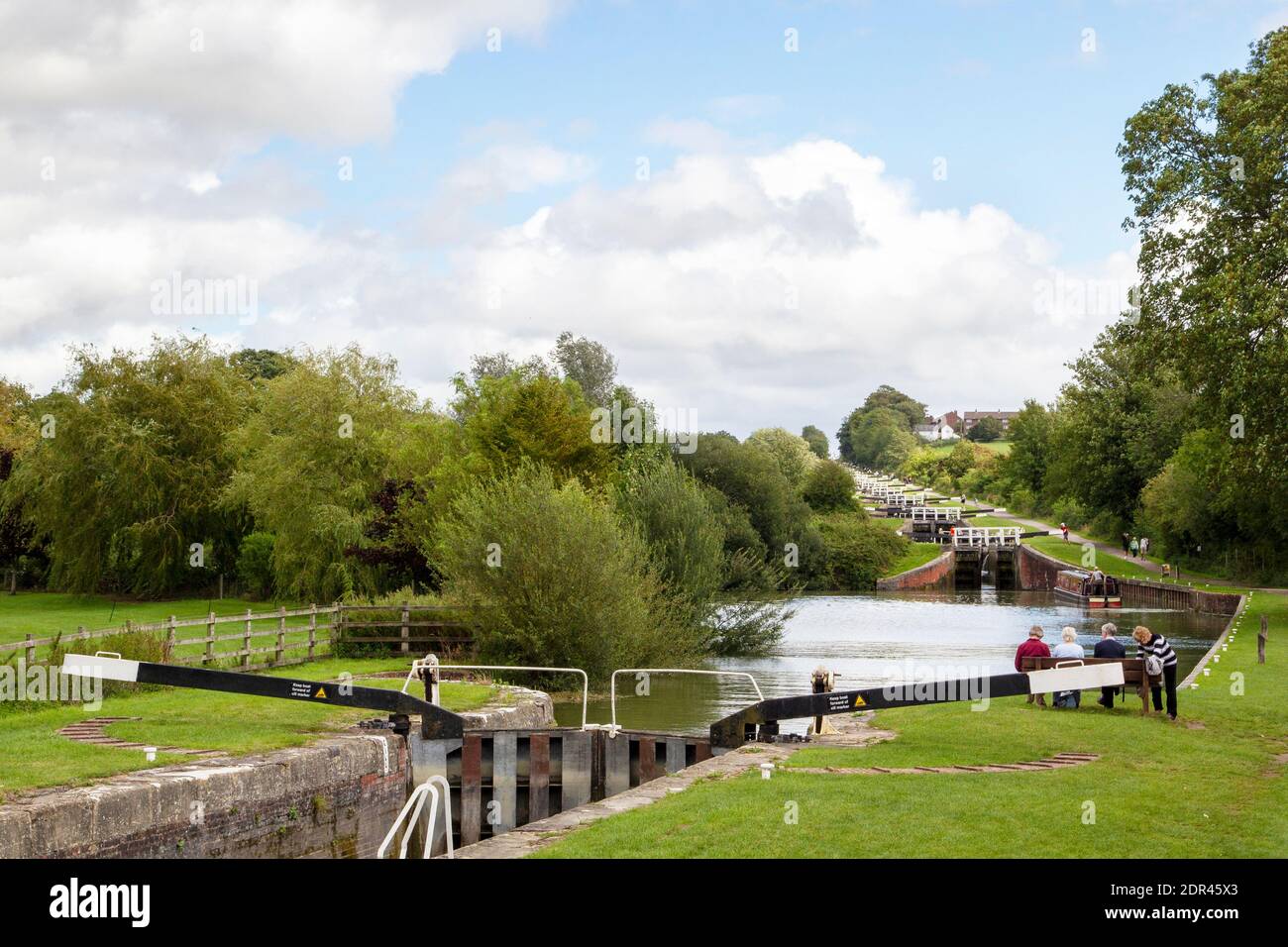 DEVOZES, WILTSHIRE, ROYAUME-UNI, AOÛT 25 2020. Écluses de Caen Hill sur le canal Kennet et Avon. Devozes, Angleterre, Royaume-Uni, 25 août 2020 Banque D'Images