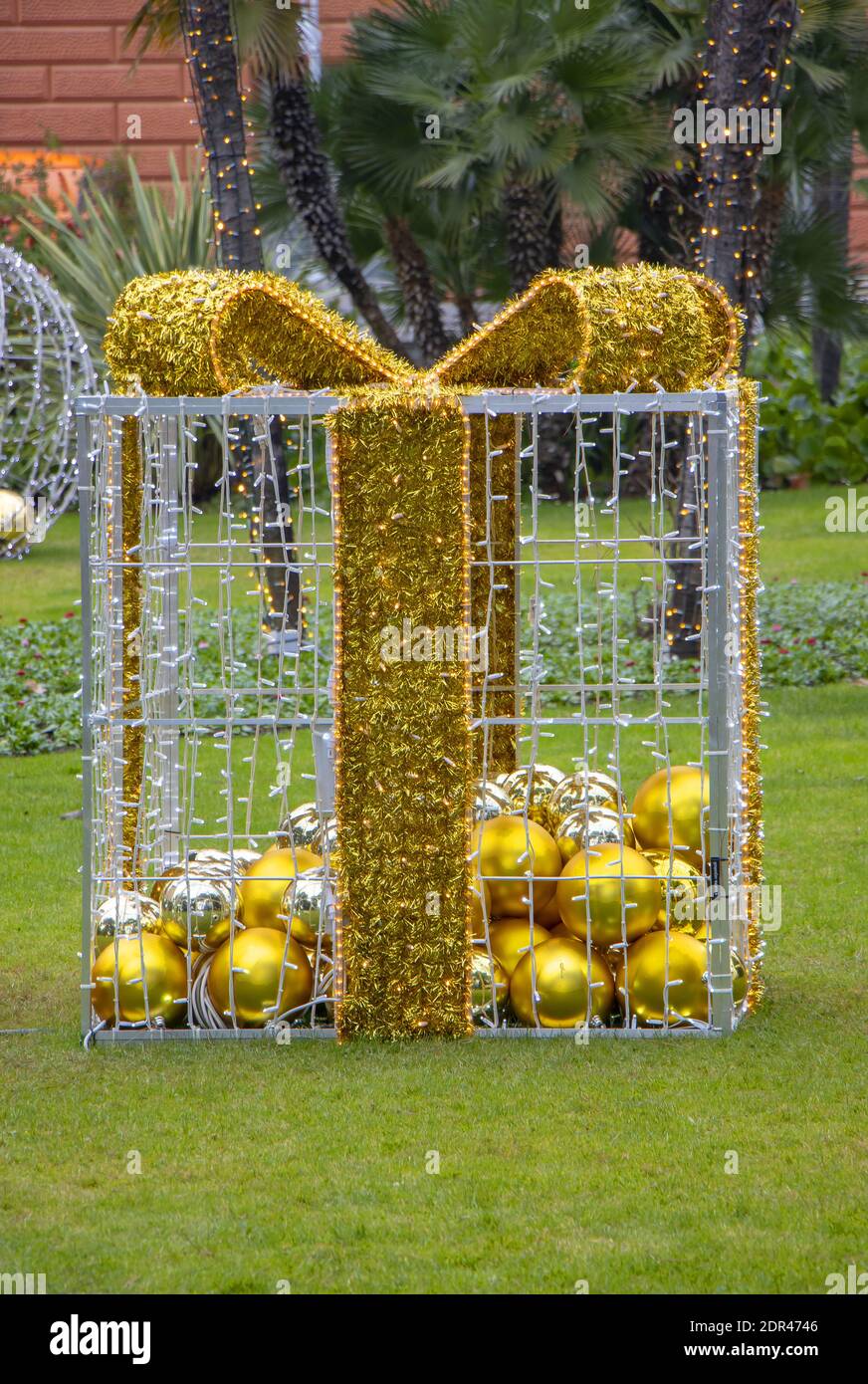 Boîtes cadeaux de Noël avec ballon dans un parc de la ville Banque D'Images