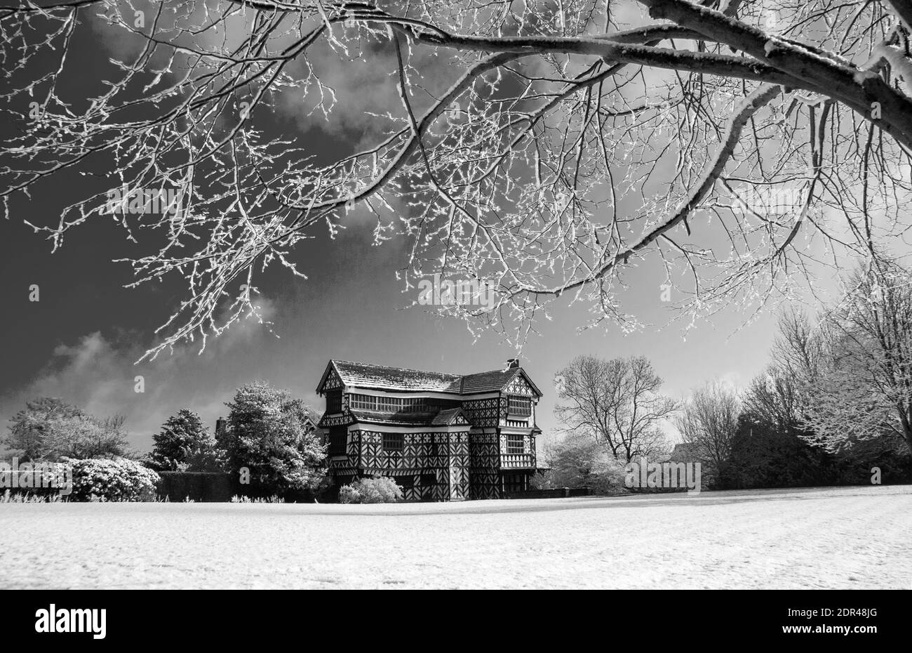 Moreton Hall un petit manoir Tudor propriété du National Trust à proximité de Congleton Cheshire Angleterre dans la neige comme vu du sud façon Cheshire Banque D'Images
