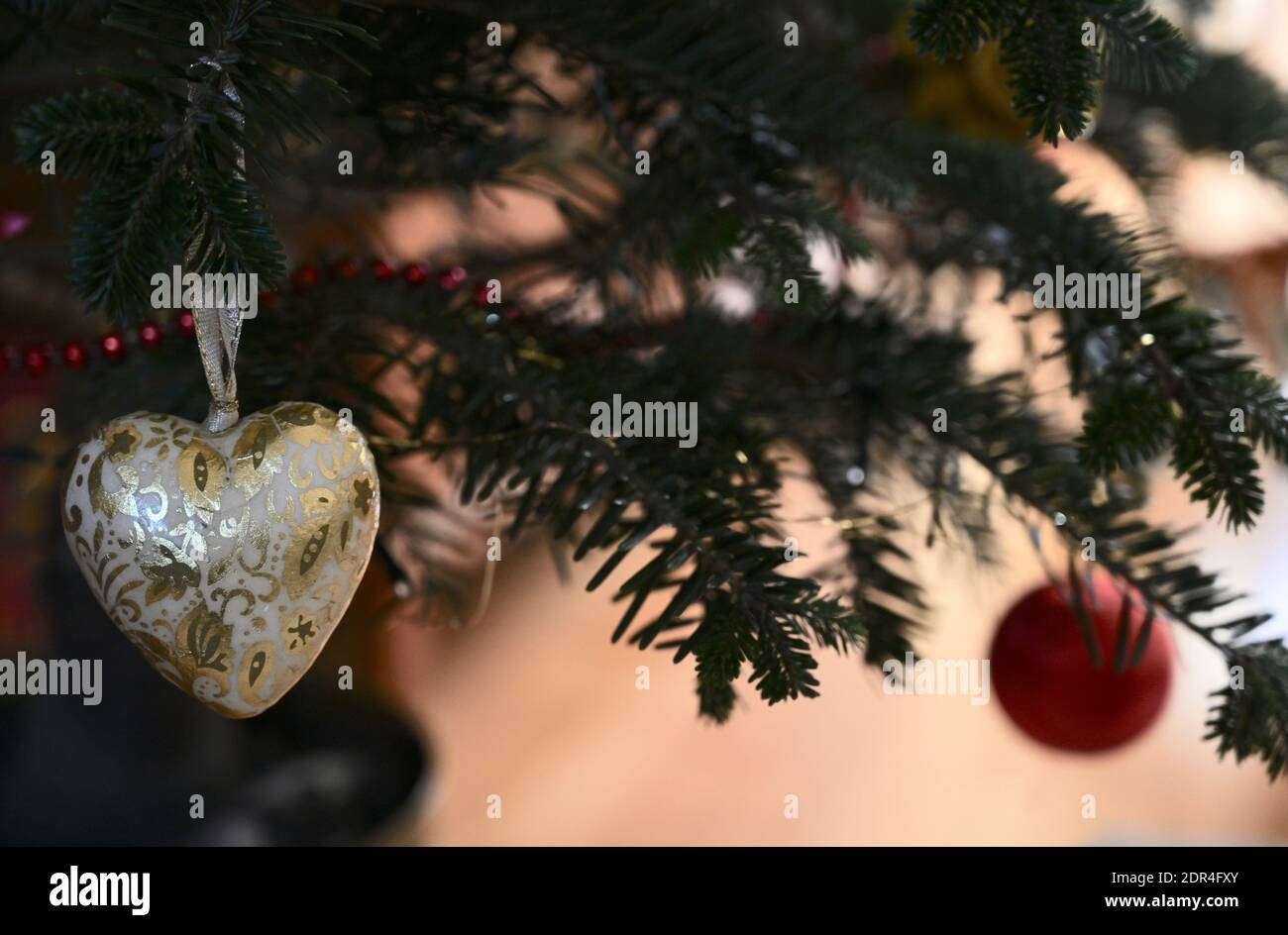 Décorations d'arbre de Noël suspendues sur l'arbre. Banque D'Images