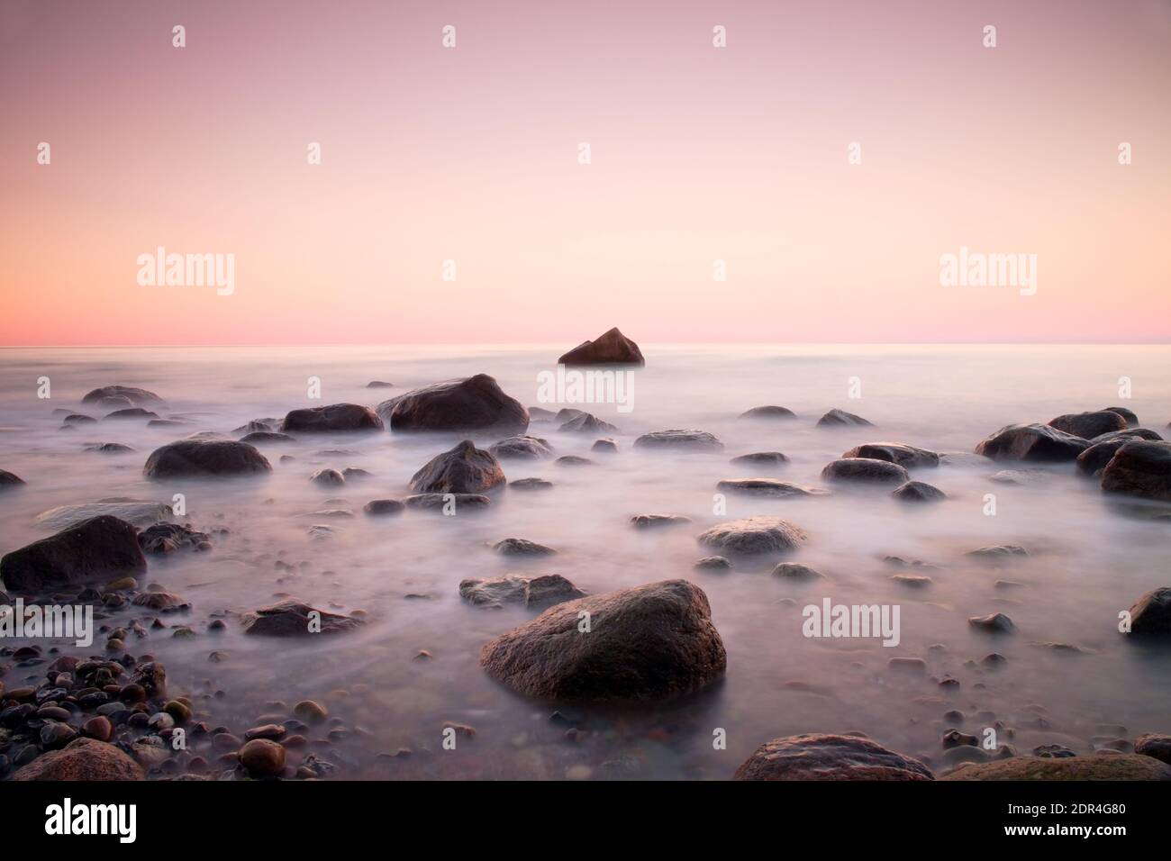 Coucher De Soleil Rose Sur La Cote Rocheuse De La Mer Vitesse D Obturation Lente Pour Un Niveau D Eau Fluide Et Un Effet De Reve Photo Stock Alamy Coucher De Soleil Rose Sur La Cote Rocheuse De La Mer Vitesse D Obturation Lente Pour Un Niveau D Eau Fluide Et Un Effet De Reve Photo Stock Alamy
