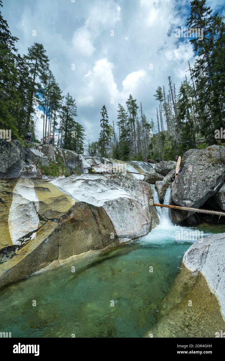 Cascades de Cold Stream dans la Grande Vallée froide à High Tatras, Slovaquie. Ciel nuageux. Banque D'Images