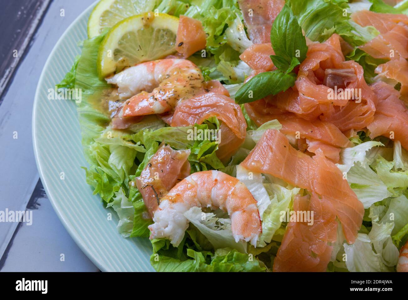 salade de saumon et de crevettes maison sur l'assiette Banque D'Images