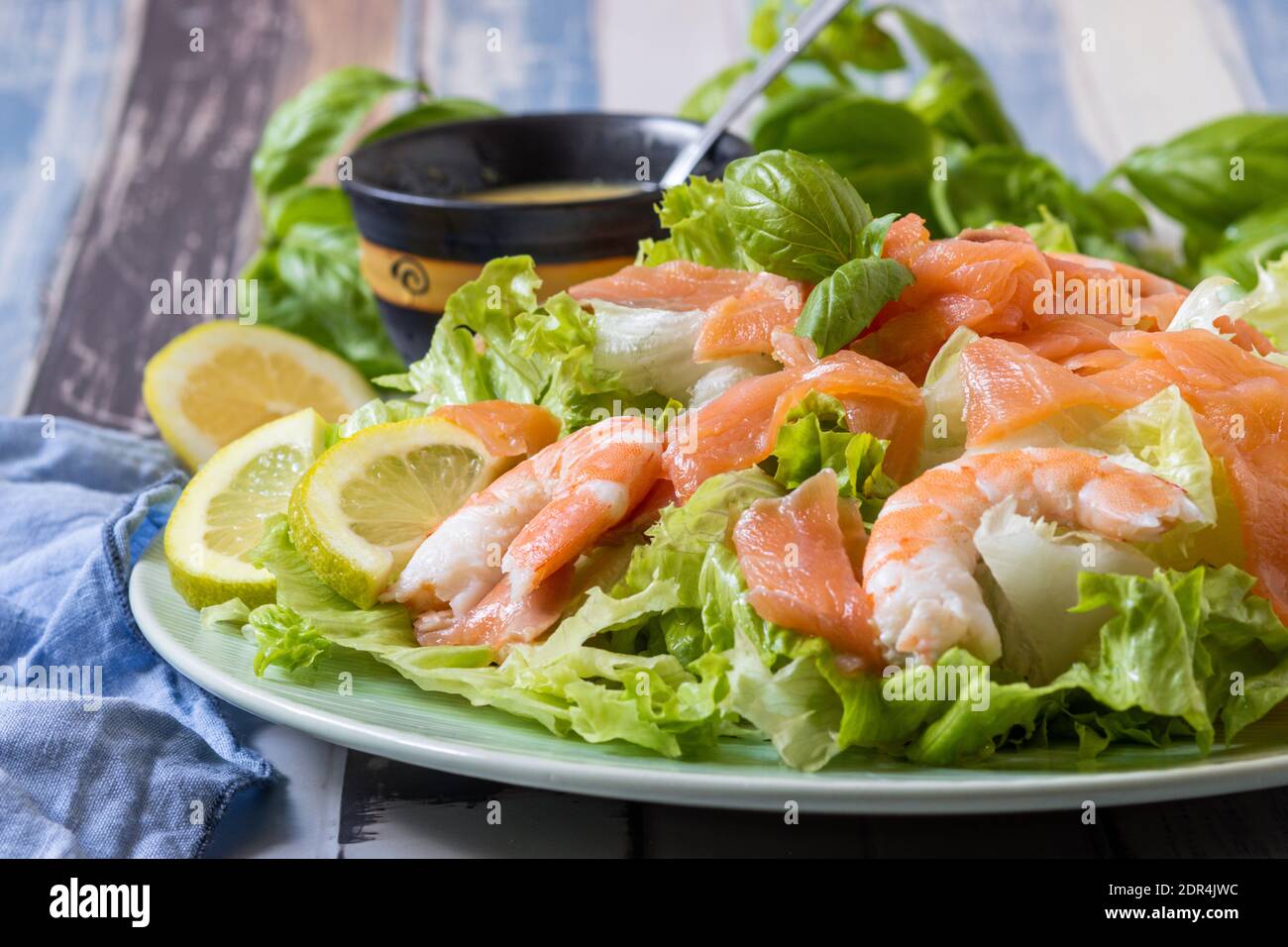 salade de saumon et de crevettes maison sur l'assiette Banque D'Images