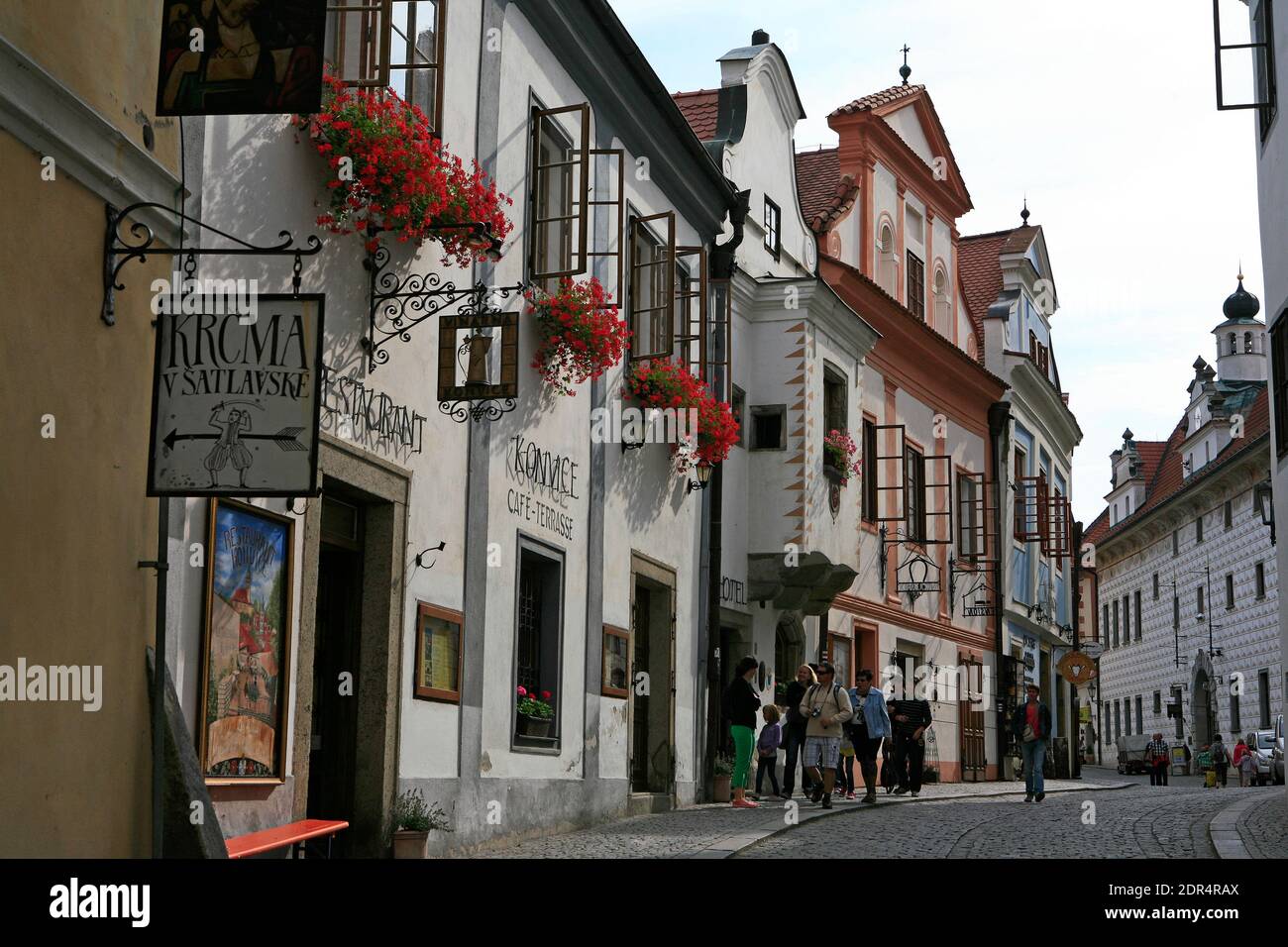 L'atmosphère médiévale peut se sentir dans les rues étroites et les ruelles de la vieille ville de Cesky Krumlov. Banque D'Images