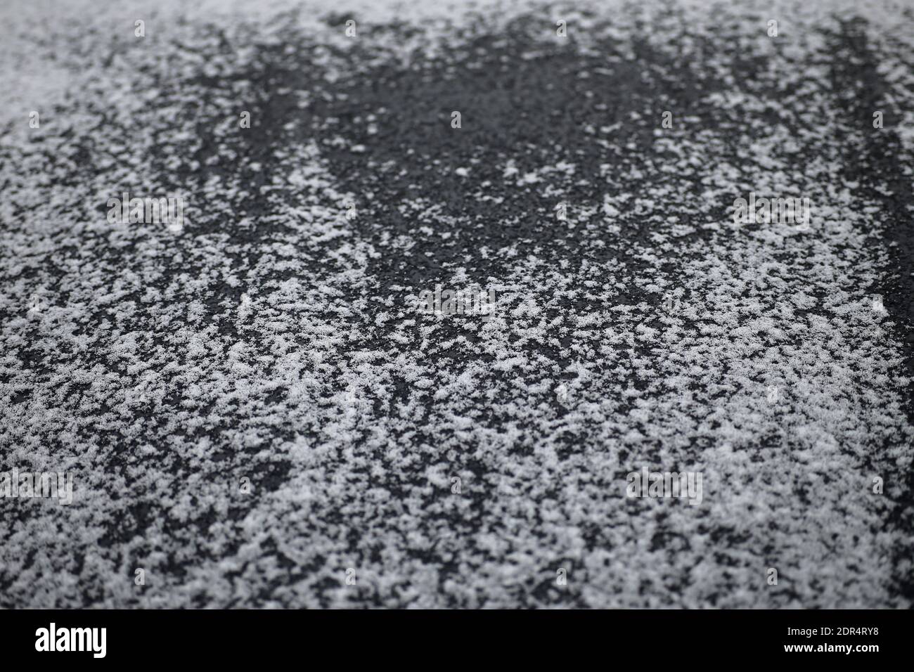 Gouttes d'eau dans l'air sur fond noir flou, neige Banque D'Images