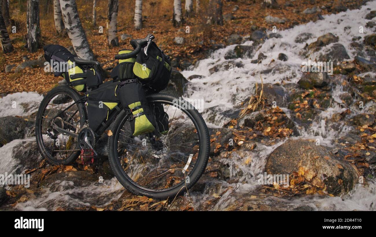 Le vélo mixte terrain de randonnée avec bikepacking.le voyage en vélo, en  plein air dans la forêt d'automne magique, ruisseau de rivière Photo Stock  - Alamy