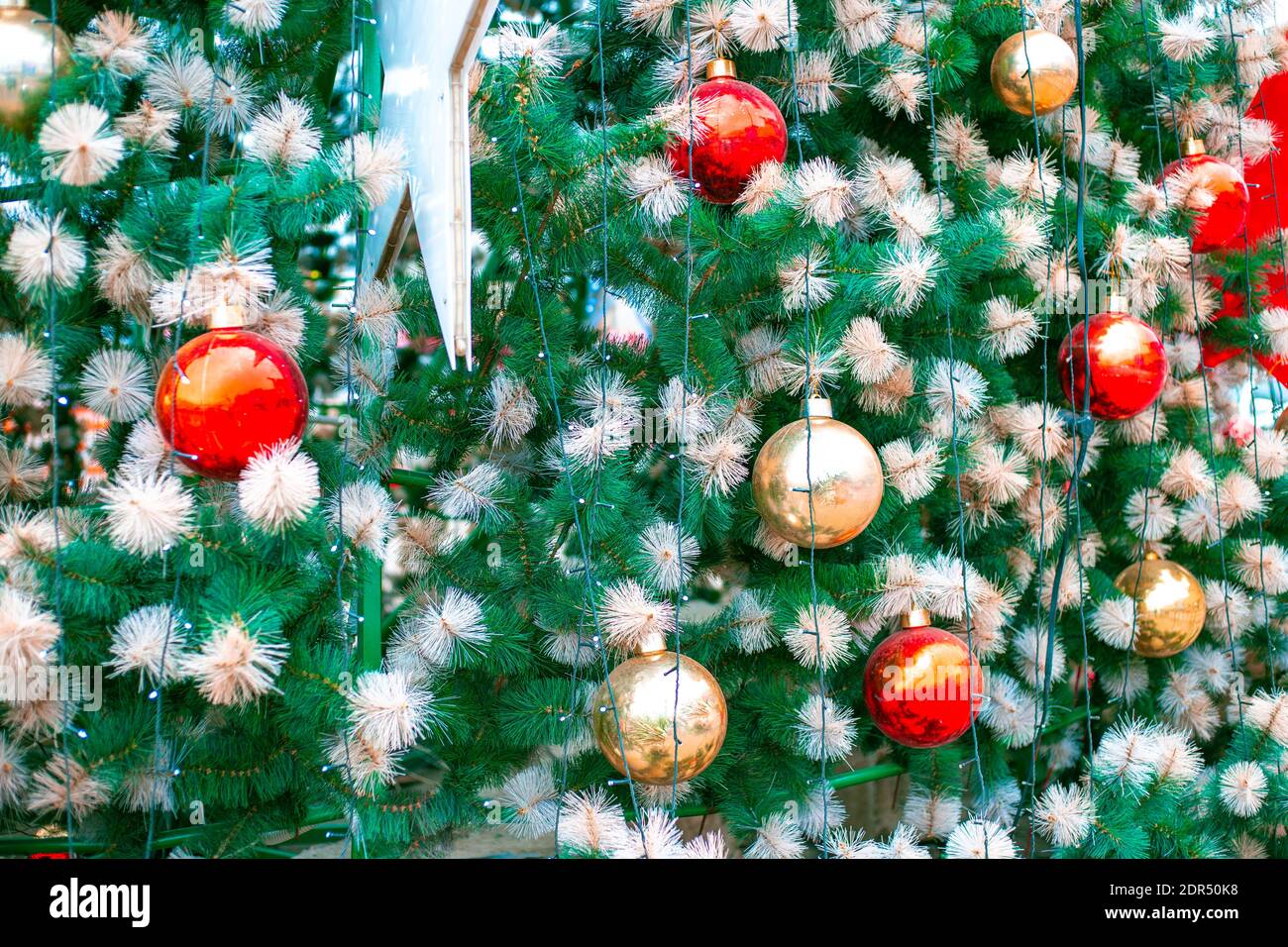 Sapin vert de Noël avec décorations et guirlandes de fête. Bonne année et Noël. Arrière-plan lumineux pour cartes postales Banque D'Images