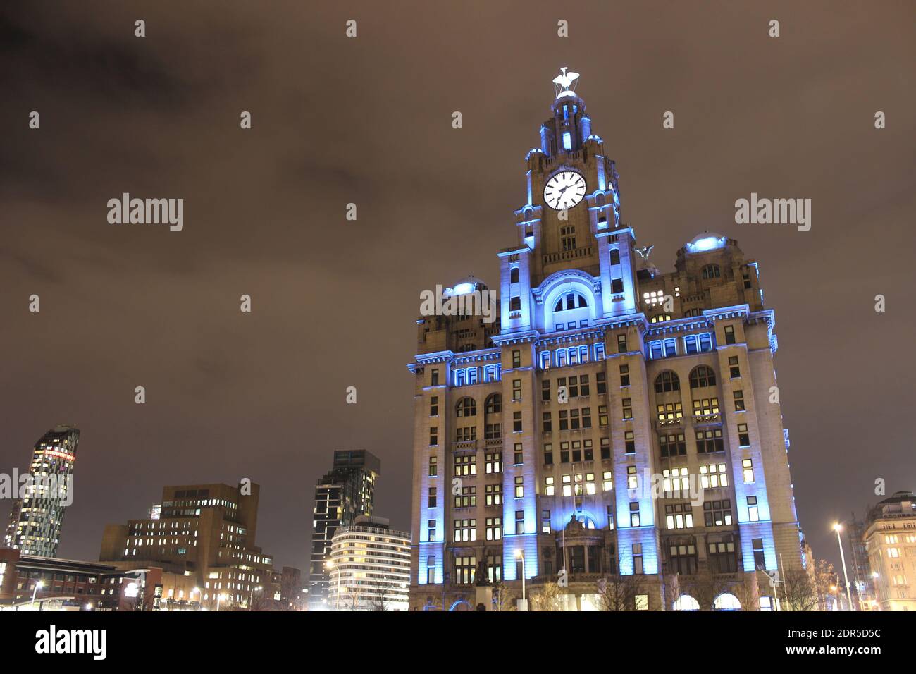 Liver Building la nuit, Pier Head, Liverpool, Royaume-Uni Banque D'Images