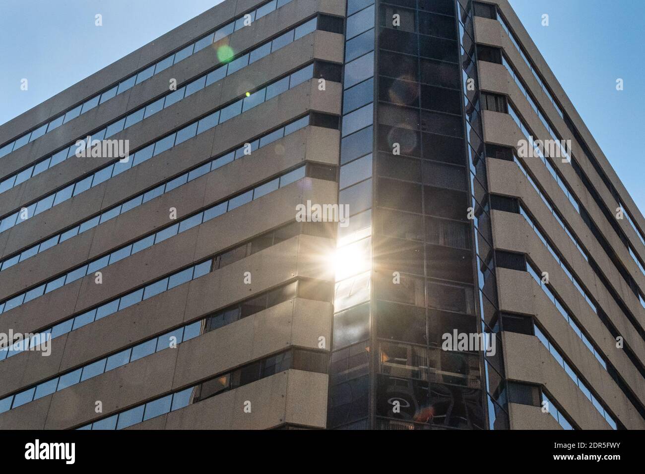 Réflexion solaire dans un bâtiment moderne, Montréal, Canada Banque D'Images