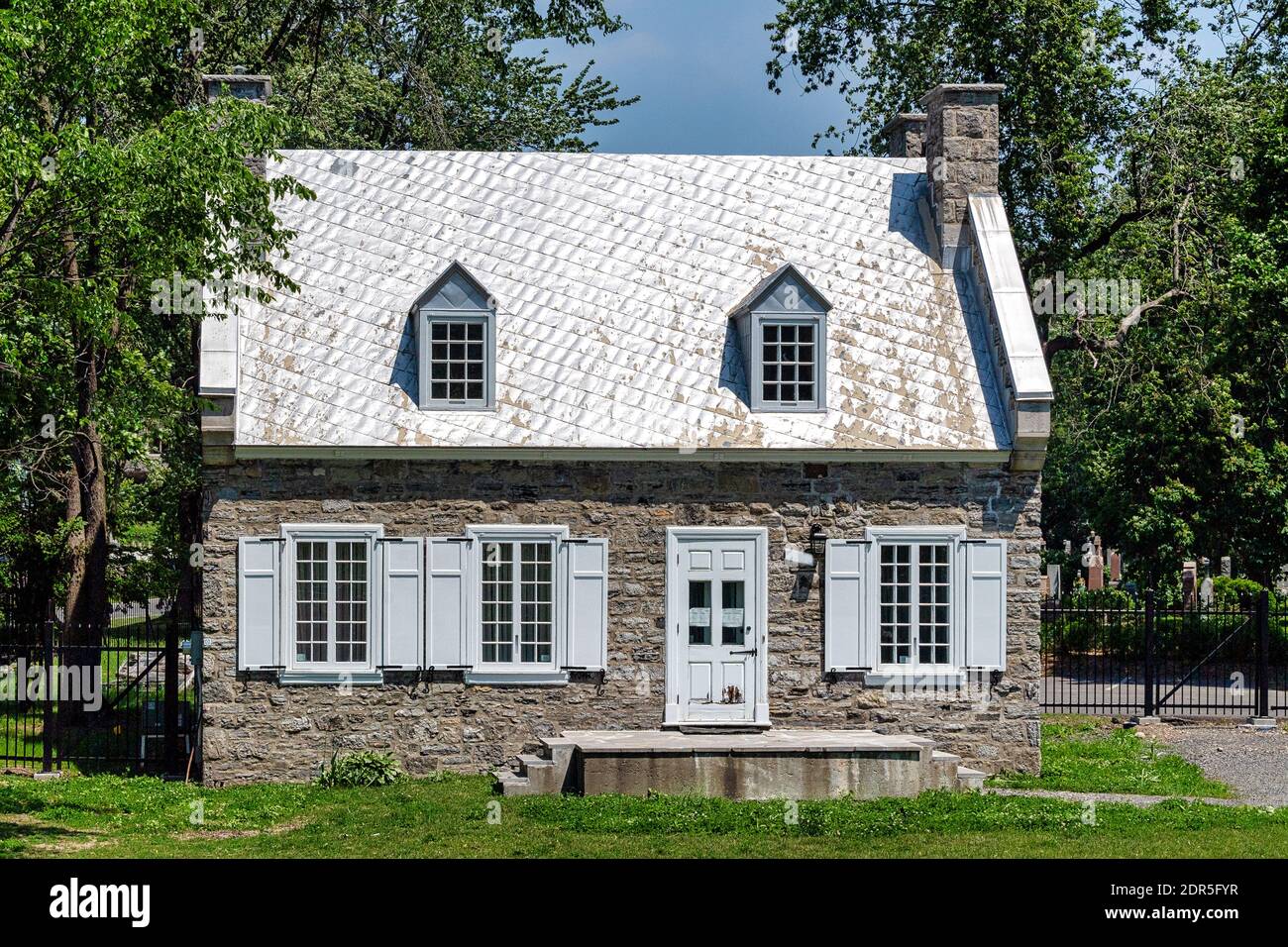 Maison coloniale dans le cimetière notre Dame des Neiges à Montréal, Canada Banque D'Images