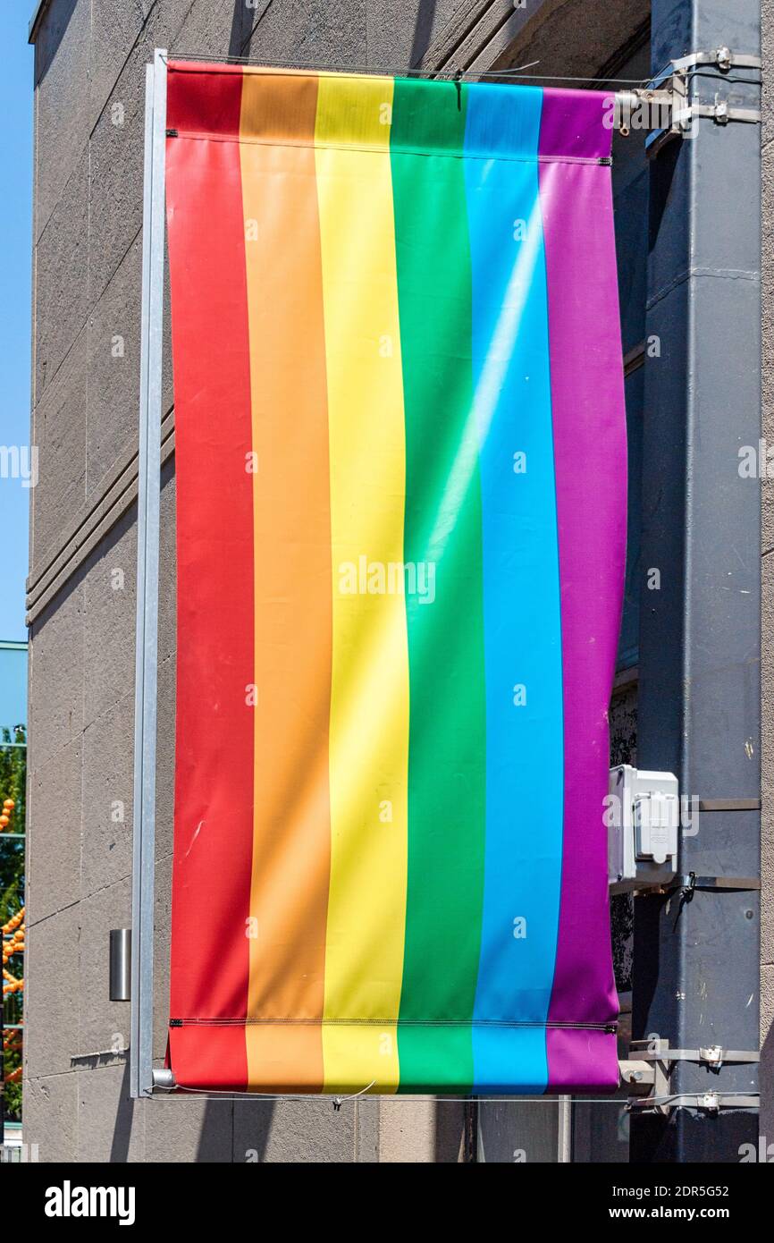 Drapeau arc-en-ciel dans le village gay ou le village, Montréal, Canada Banque D'Images