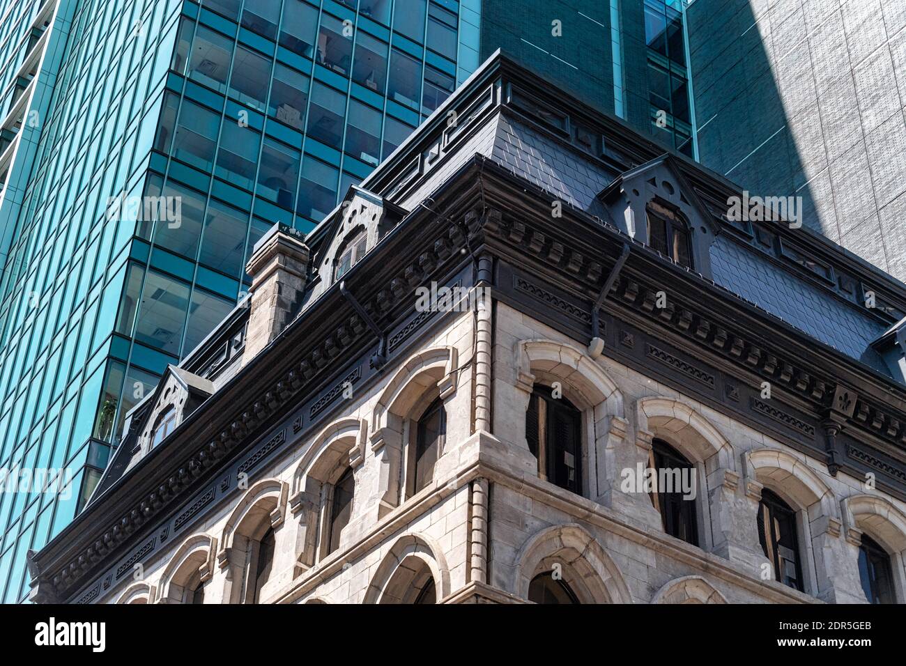 Contraste entre la nouvelle architecture et l'ancienne à Montréal, au Canada Banque D'Images