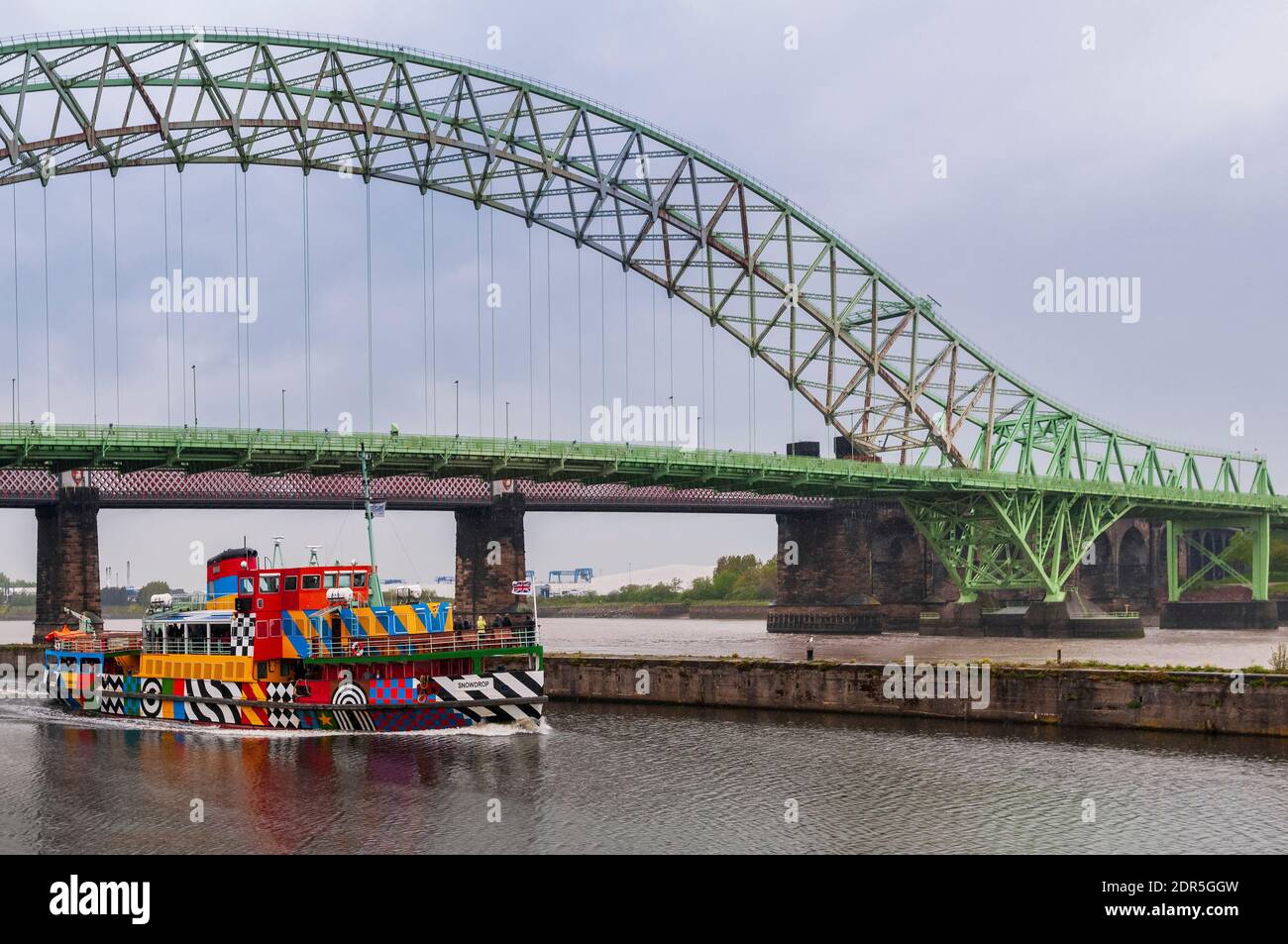 Merseyferries Dazzle ferry Snowdrop sur la croisière sur le canal de Manchester. Vu passer sous le pont Queensway entre Runcorn et Widnes à Halton. Banque D'Images