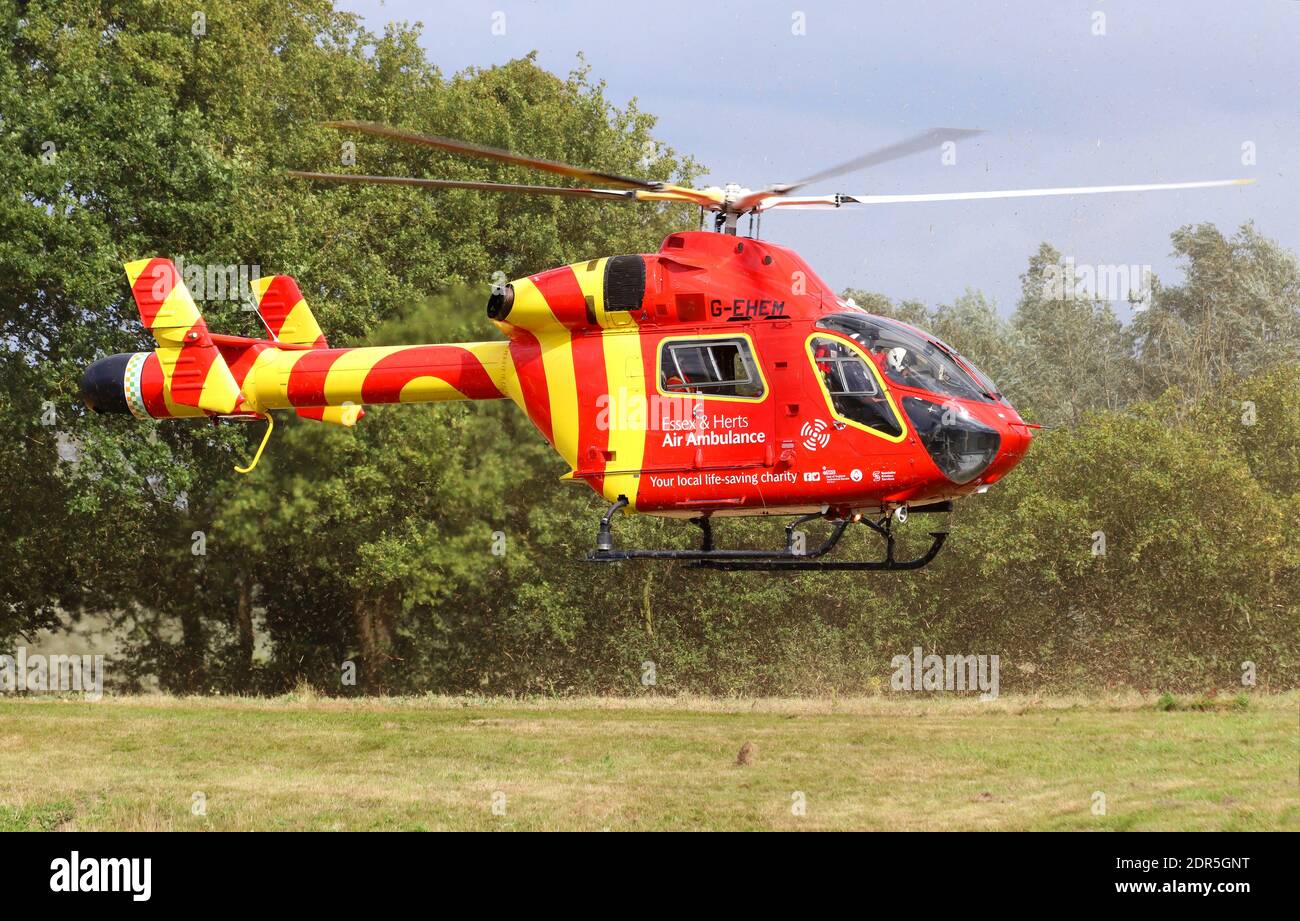 L'ambulance aérienne d'Essex et de Herts atterrit dans un champ pour et sauvetage d'urgence après un accident Banque D'Images