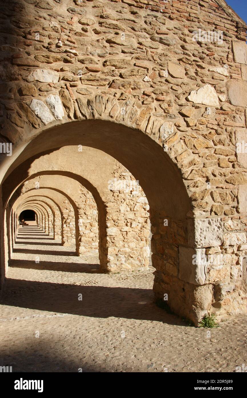 Longue passerelle sous les arches du Château de Sales qui protégeait autrefois la frontière espagnole des invasions françaises. Banque D'Images
