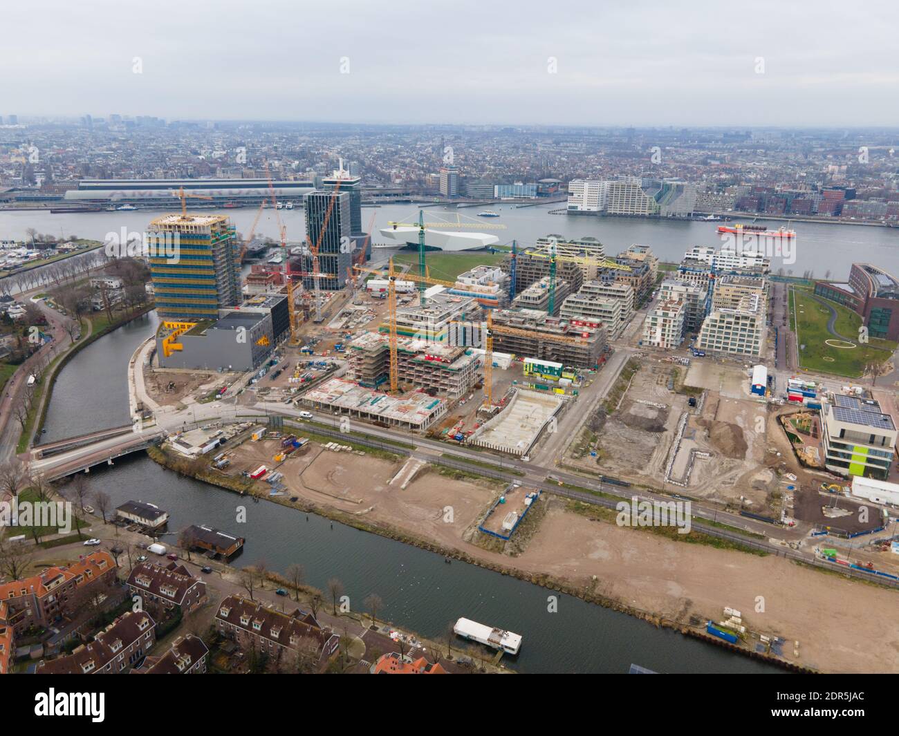 Amsterdam, 19 décembre 2020, pays-Bas chantier de construction de nouveaux appartements sur la rivière IJ. Banque D'Images