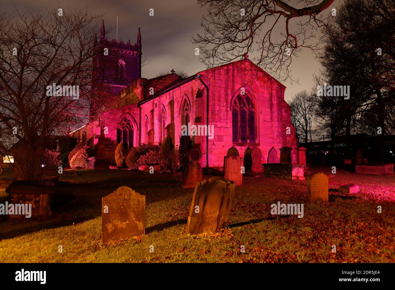 Église Sainte-Marie à Swillington. Les couleurs ont été peintes avec un chalumeau avec des gels colorés et un temps d'exposition de 3 minutes. Banque D'Images