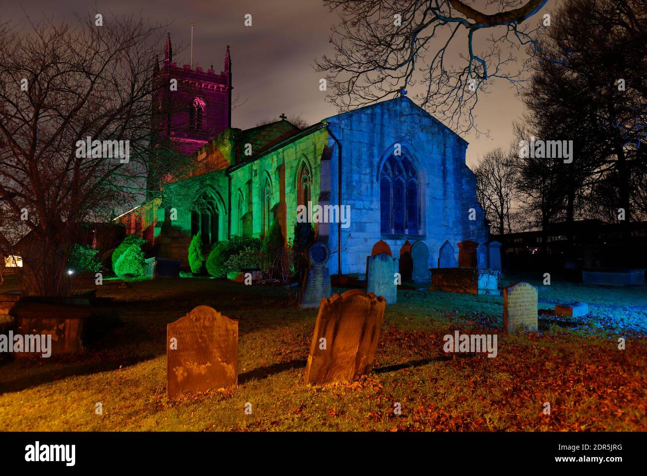 Église Sainte-Marie à Swillington. Les couleurs ont été peintes avec un chalumeau avec des gels colorés et un temps d'exposition de 3 minutes. Banque D'Images