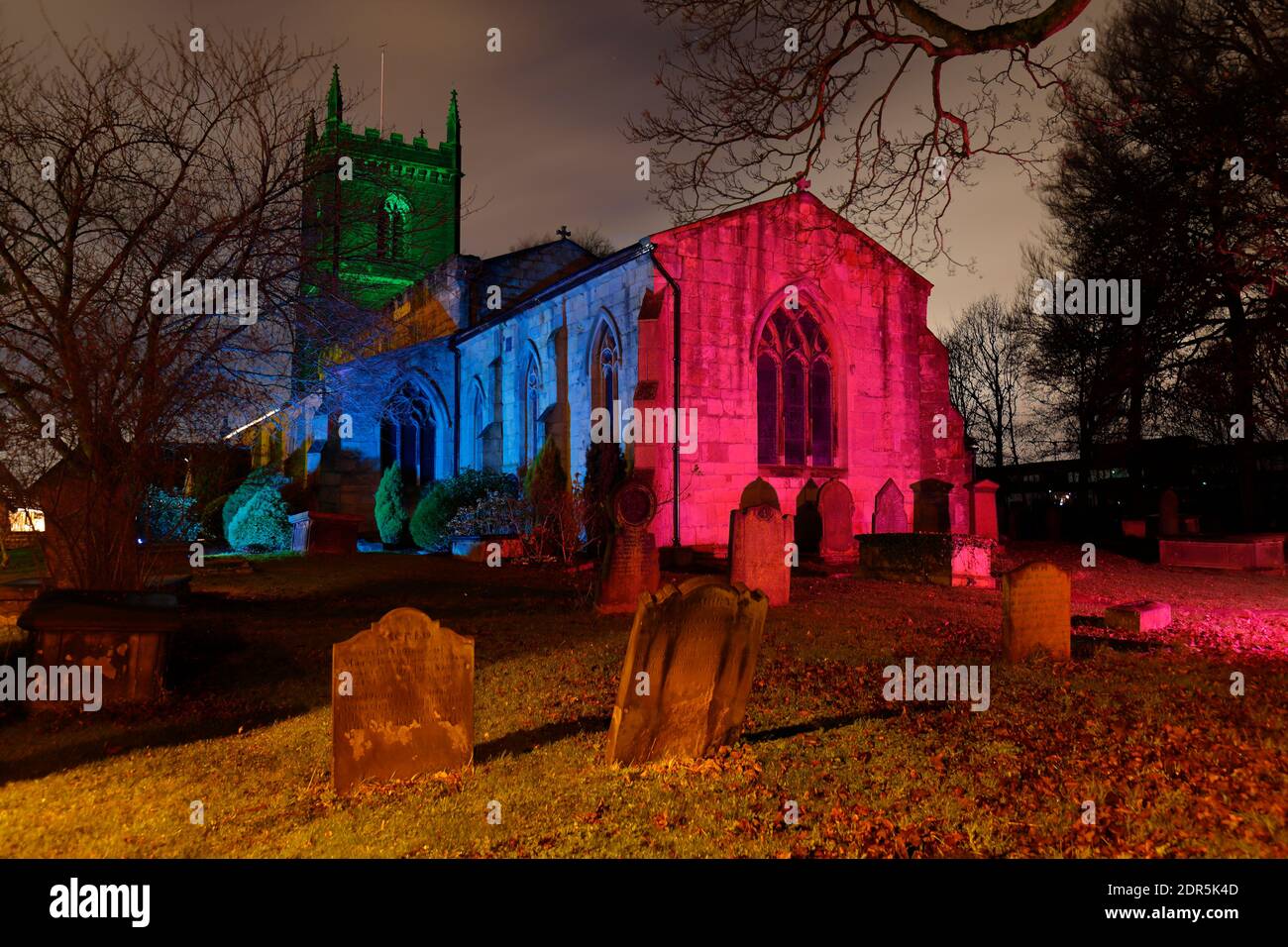 Église Sainte-Marie à Swillington. Les couleurs ont été peintes avec un chalumeau avec des gels colorés et un temps d'exposition de 3 minutes. Banque D'Images