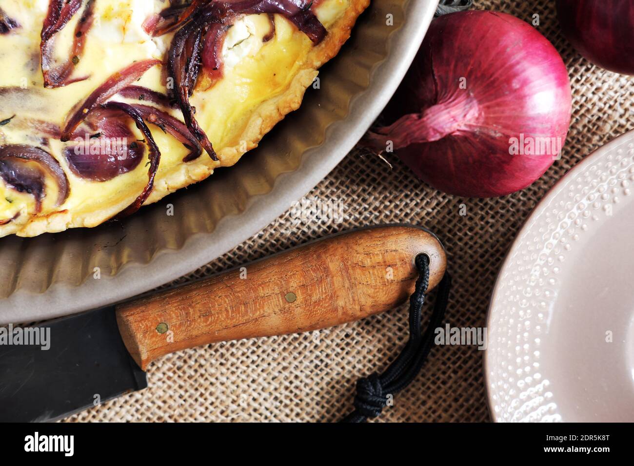 tarte flambee - une tarte à l'oignon français traditionnelle faite maison une journée froide Banque D'Images