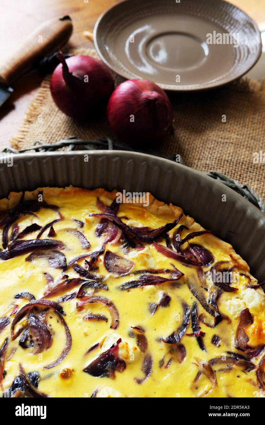 tarte flambee - une tarte à l'oignon français traditionnelle faite maison une journée froide Banque D'Images