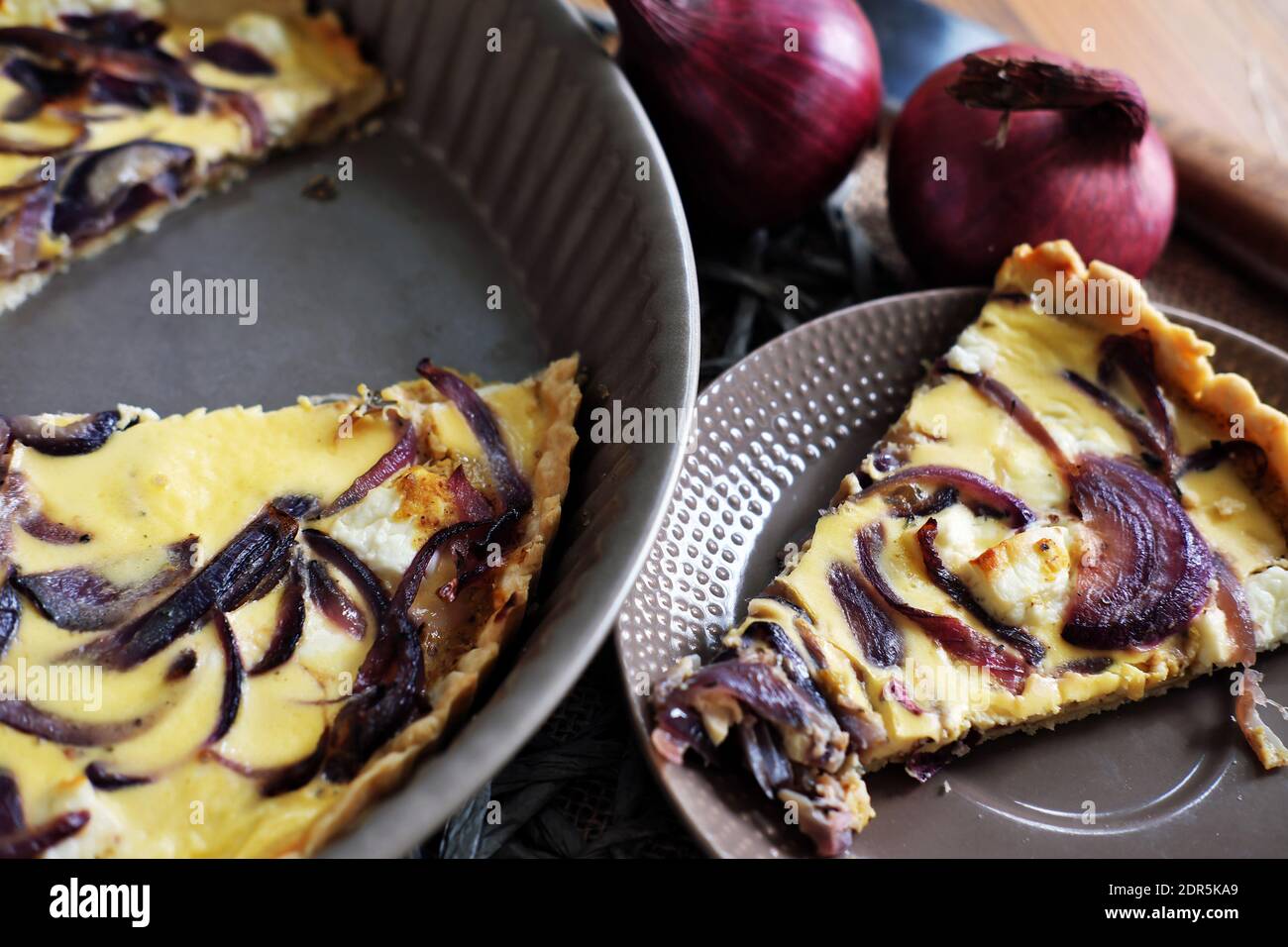 tarte flambee - une tarte à l'oignon français traditionnelle faite maison une journée froide Banque D'Images