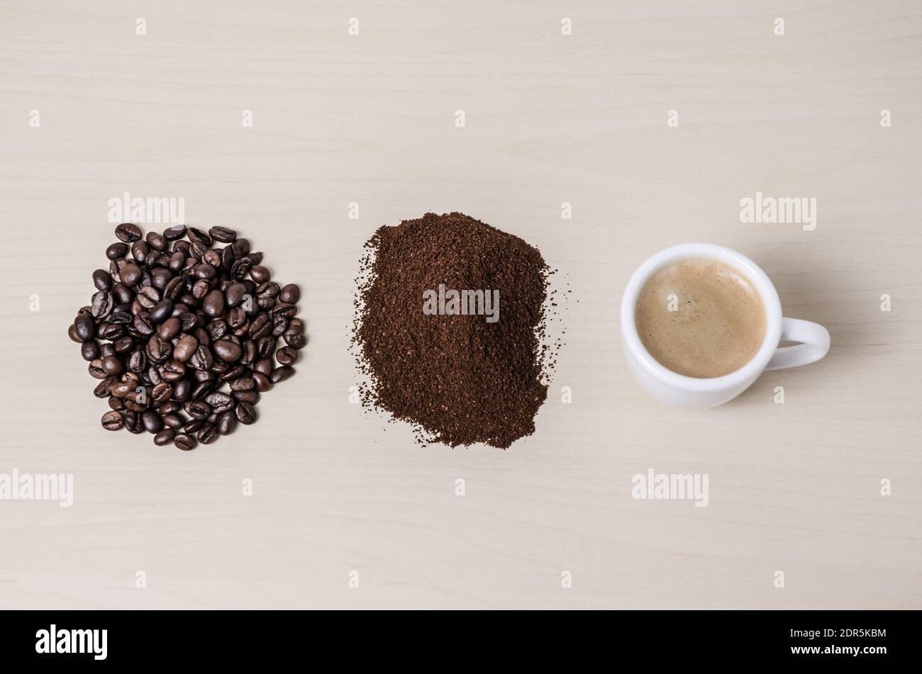 Une tasse de café ou une tasse avec des grains et du café moulu sur un bureau ou une table en bois, j'aime, le café, gros plan, étapes de la préparation du café concept, plat de pose Banque D'Images