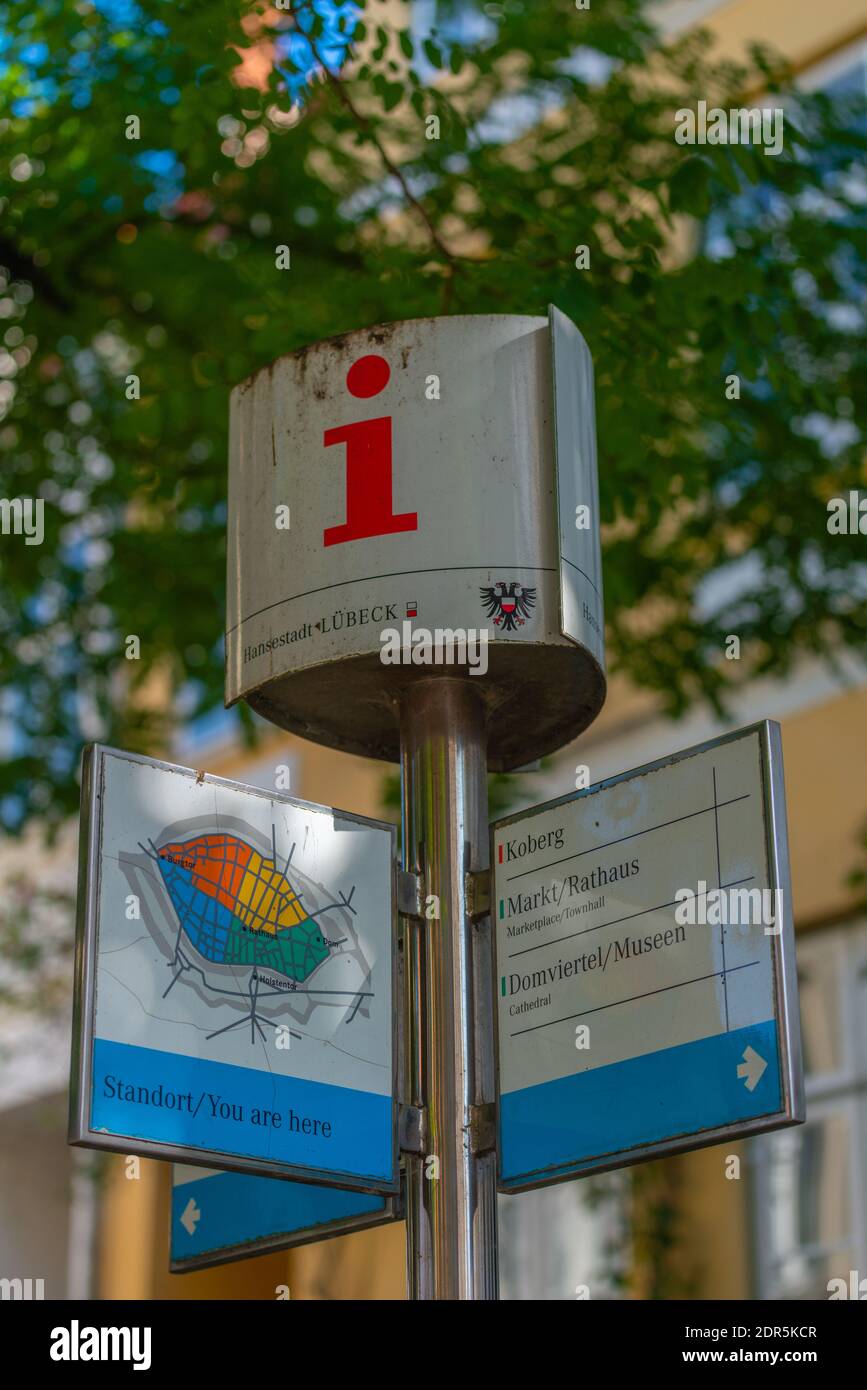Meilleure orientation avec des panneaux d'information pour les touristes dans la ville, Burgareal, ville hanséatique de Lübeck, Schleswig-Holstein, Allemagne du Nord, Europe Banque D'Images