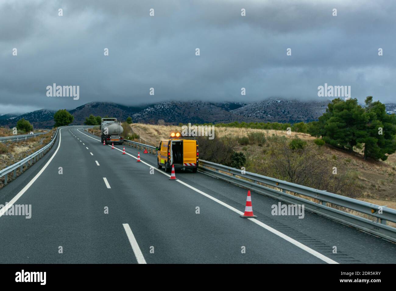 Véhicule d'entretien routier signalant un camion-citerne endommagé sur la route. Banque D'Images Véhicule d'entretien routier signalant un camion-citerne endommagé sur la route. Banque D'Images