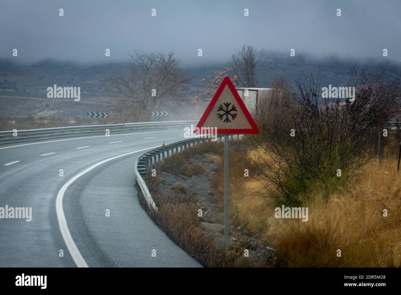 Panneau de signalisation indiquant la possibilité de neige ou de glace sur la route. Banque D'Images