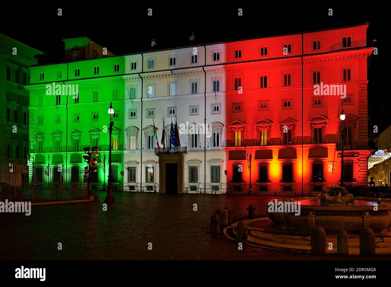 Drapeau tricolore italien projeté sur la façade illuminée du Palais Chigi, siège de la présidence du Conseil des ministres. Rome, Italie, Europe, UE Banque D'Images