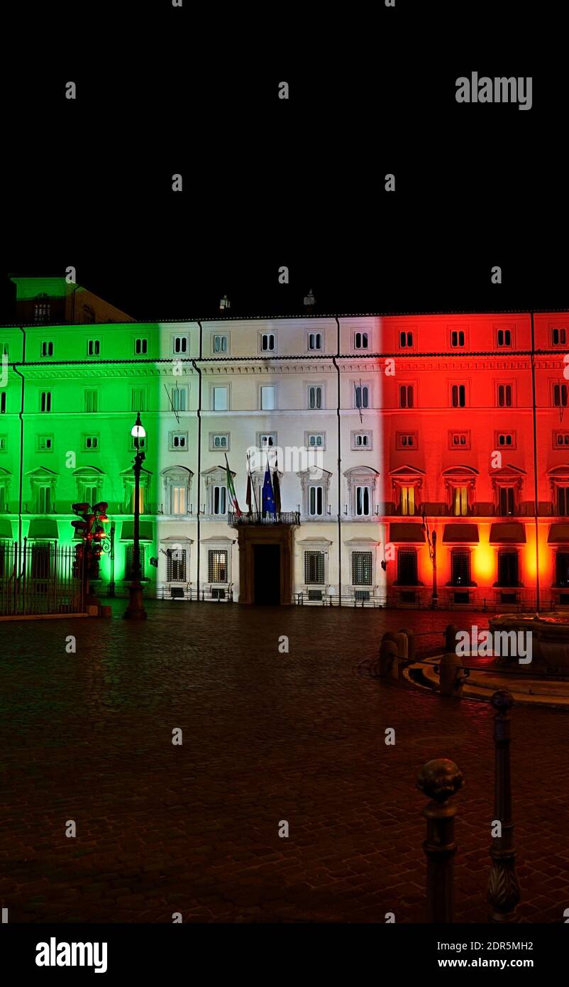 Drapeau tricolore italien projeté sur la façade illuminée du Palais Chigi, siège de la présidence du Conseil des ministres. Rome, Italie, Europe, UE Banque D'Images