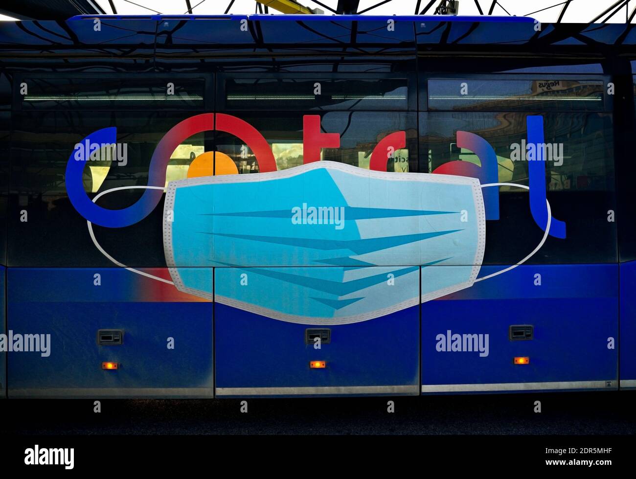 Coronavirus, Covid 19 masque publicitaire signe avertissement sur le côté d'un bus. Transports en commun. Rome, Italie, Europe, UE Banque D'Images