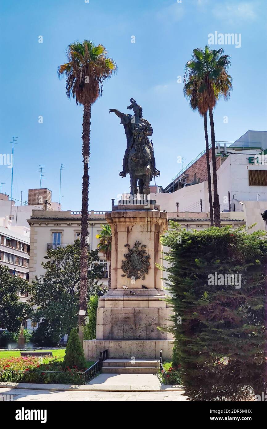 Une vue de face de la statue équestre au roi Jaime I le conquérant dans la ville de Valence, Espagne Banque D'Images