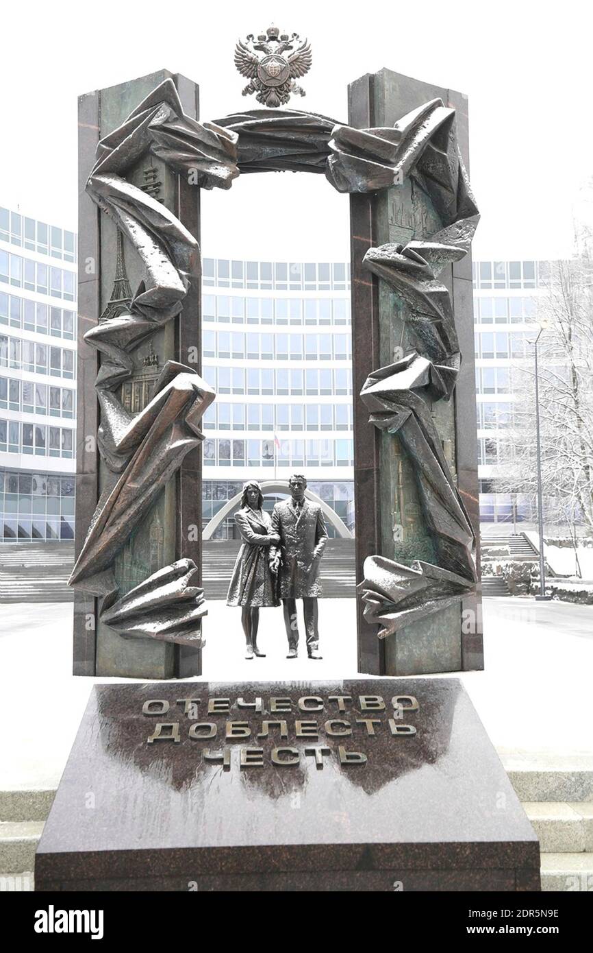 Moscou, Russie. 20 décembre 2020. La neige a dépoussiéré le monument aux officiers du Service de renseignement russe devant le quartier général du Service de renseignement étranger le 20 décembre 2020 à Moscou, en Russie. Le président russe Vladimir Poutine a marqué le 100e anniversaire de la fondation du service de renseignement étranger SVR. Crédit: Aleksey Nikolskyi/Kremlin Pool/Alay Live News Banque D'Images