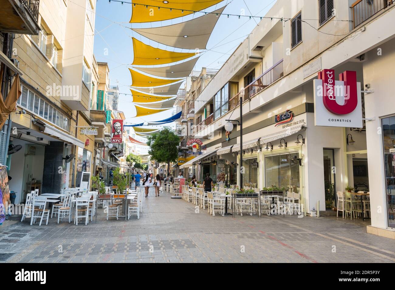 Rue piétonne ombragée de Ledras avec boutiques dans la vieille ville de Nicosie, Chypre. Banque D'Images