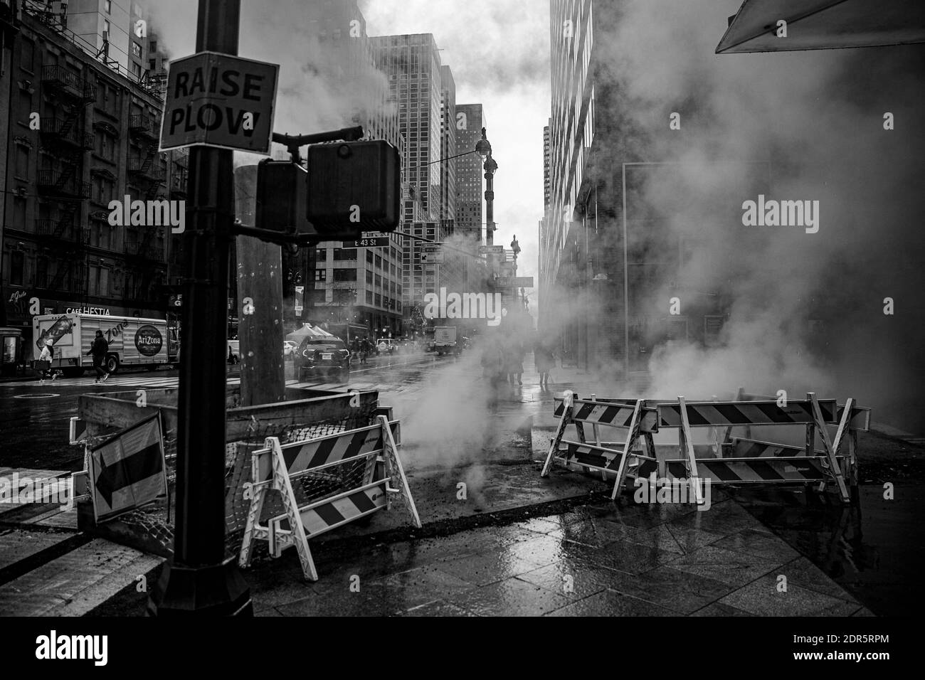 New York, N.Y/États-Unis – 14 décembre 2020 : la vapeur s'écoule dans l'air à travers un tuyau de ventilation dans la ville de New York. (Crédit : Gordon Donovan/Alamy Live News) Banque D'Images