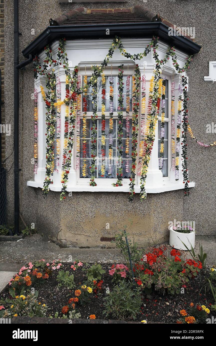 GRANDE-BRETAGNE / Londres / Southall /UNE fenêtre à Londres décorée de fleurs pour un mariage indien. Banque D'Images