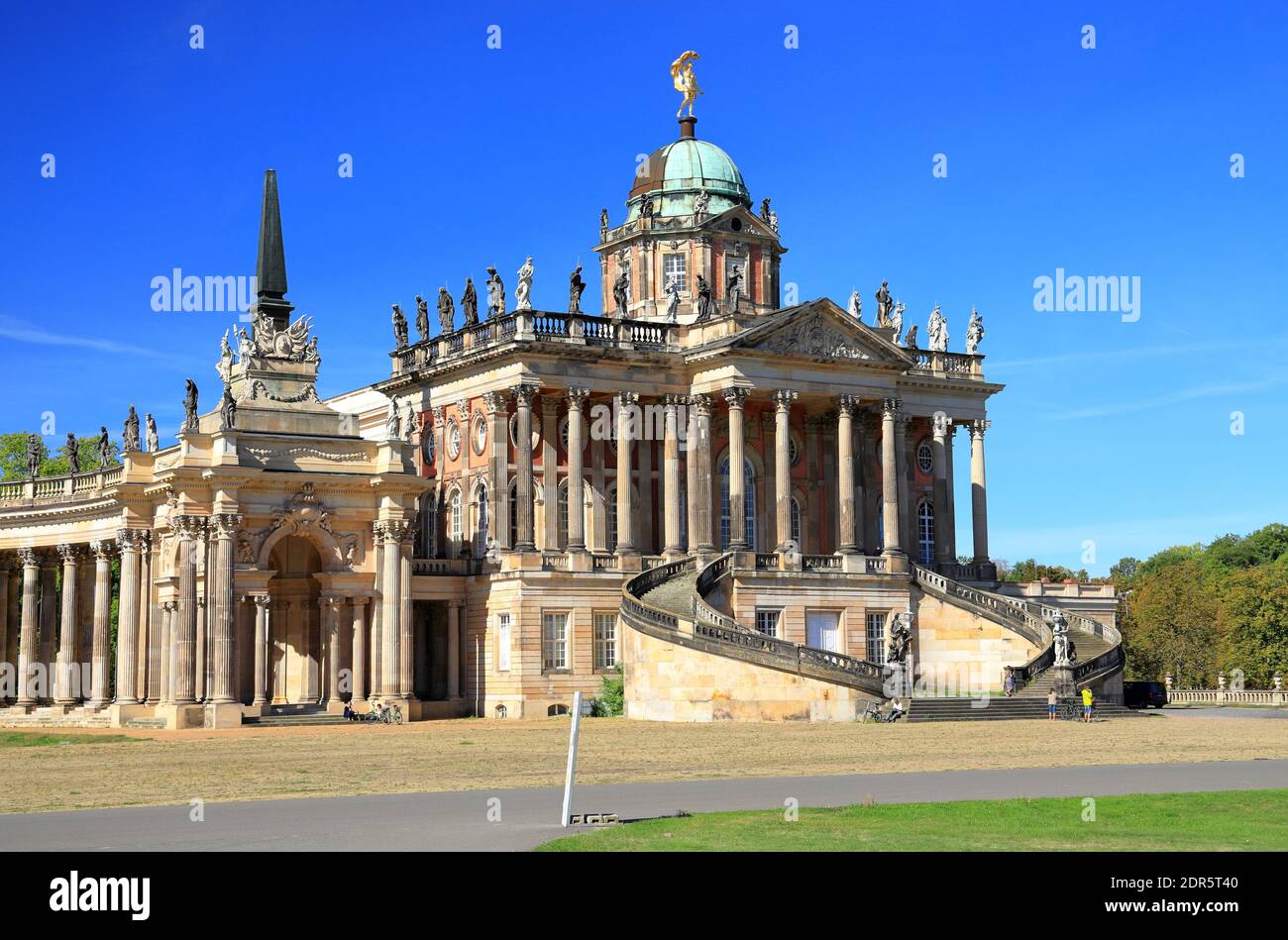 Potsdam, Allemagne - 18 septembre 2020 : visite du palais royal et du parc Sanssouci à Potsdam par une journée ensoleillée. Vue sur une partie de l'université. Banque D'Images