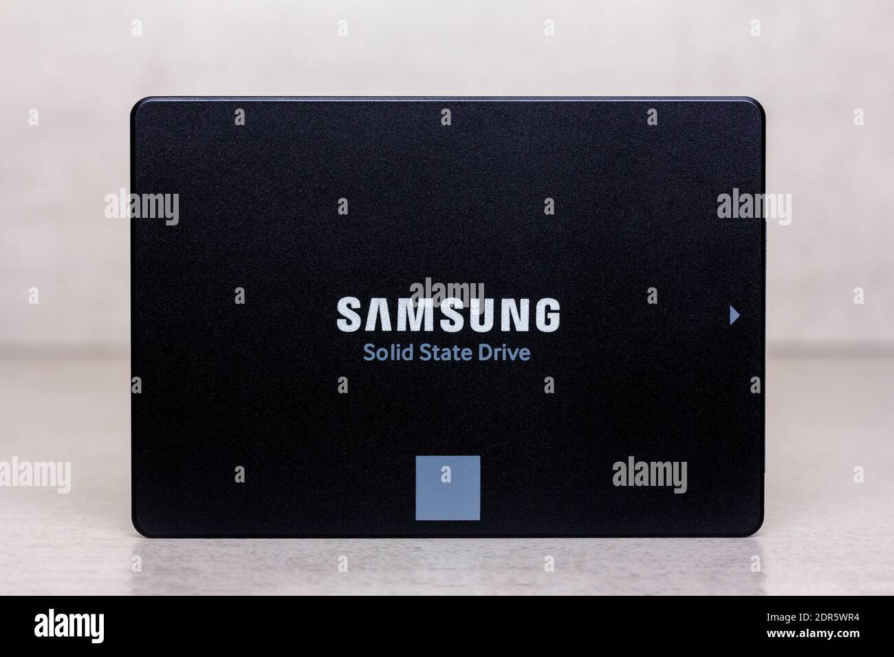 Krasnodar, Russie - 27 novembre 2020: SSD Samsung 860 EVO 250MB sur fond gris gros plan Banque D'Images