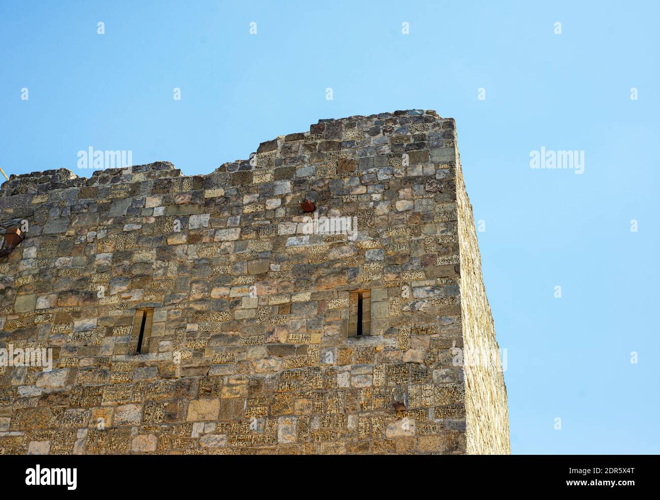 Porte Gezlevsky à Evpatoria. L'ancienne maçonnerie de la forteresse contre le ciel bleu. Brique de coque. Banque D'Images